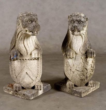 Paire de Lions de perron.
Dressés sur leurs...