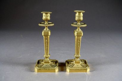 Paire de Flambeaux Louis XVI.
Pied carré...