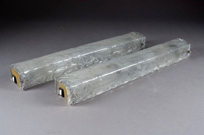 Paire de grandes Appliques en Forme de lingot.
Verre...