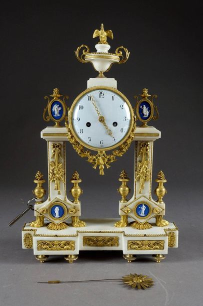 Pendule Portique d’époque Louis XVI.
A colonnes...