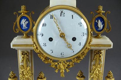 Pendule Portique d’époque Louis XVI.
A colonnes...