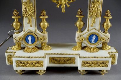 Pendule Portique d’époque Louis XVI.
A colonnes...