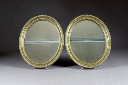 Paire de petits Miroirs en Médaillon.
Encadrés...