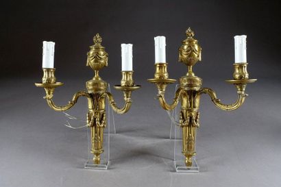 Paire d’Appliques de style Louis XVI.
Eclairant...
