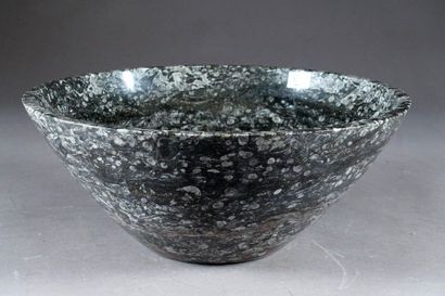 Vasque.
Marbre gris fossile, poli. Diamètre :...