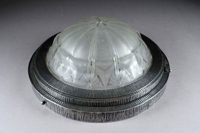 MÜLLER.
Plafonnier à dôme de verre moulé,...