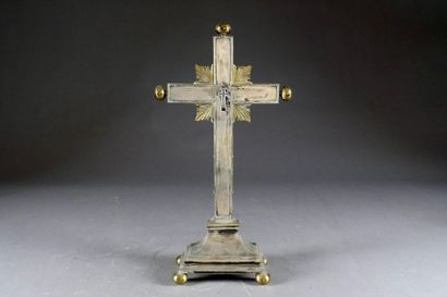 Croix reliquaire.
Portée par trois pieds...