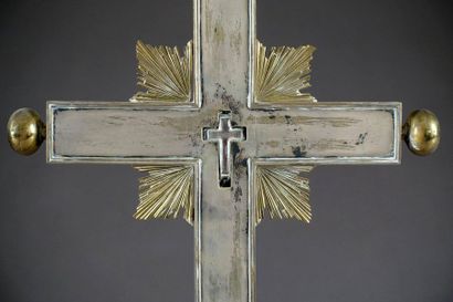 Croix reliquaire.
Portée par trois pieds...