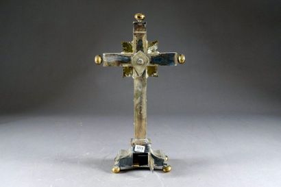 Croix reliquaire.
Portée par trois pieds...