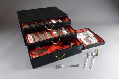 Importante Ménagère pour douze personnes.
Elle...
