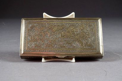 Coffret rectangulaire.
Posé sur quatre pieds...