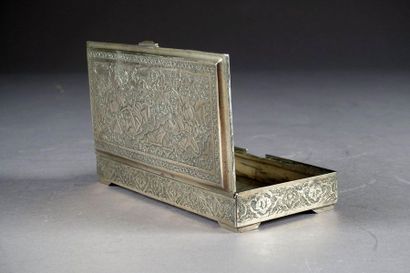 Coffret rectangulaire.
Posé sur quatre pieds...