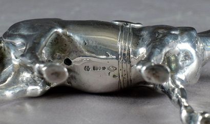 Cheval sellé.
Argent. Poinçon au titre de...