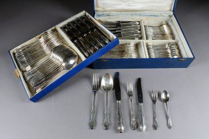 Coffret.
Il contient une ménagère pour douze...