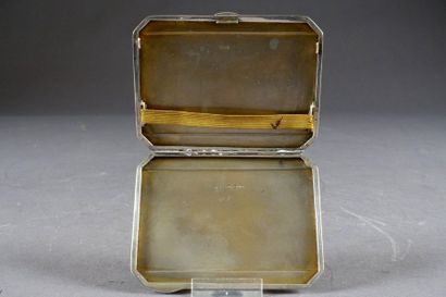 Etui de la Période Art Déco.
Argent guilloché...