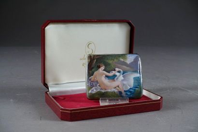 Etui.
Au couvercle présentant un décor à...
