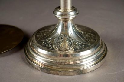 Calice. 
Sur pied rond gravé et à motif de...