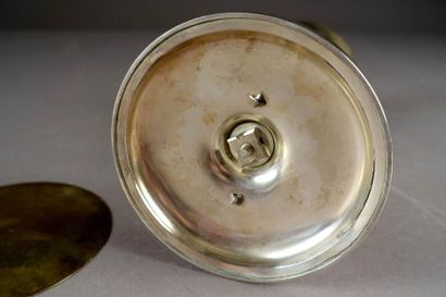Calice. 
Sur pied rond gravé et à motif de...