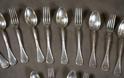 Ménagère.
Elle présente vingt-quatre fourchettes...