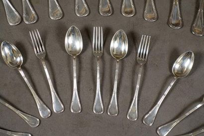 Ménagère.
Elle présente vingt-quatre fourchettes...