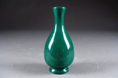 CHINE.
Bottle vase with tulip neck. Porcelain...