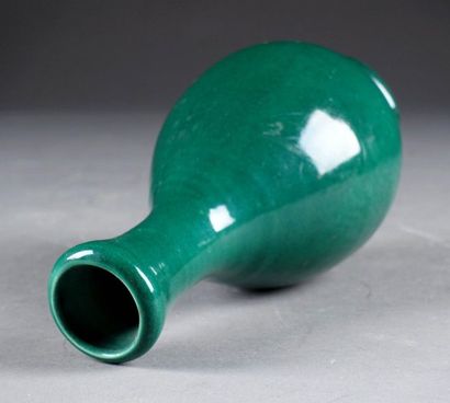 CHINE.
Bottle vase with tulip neck. Porcelain...