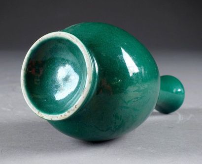 CHINE.
Bottle vase with tulip neck. Porcelain...