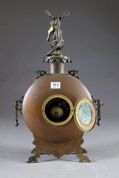 Pendule (hauteur : 51 cm) et ses deux Flambeaux...