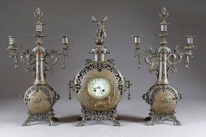 Pendule (hauteur : 51 cm) et ses deux Flambeaux...