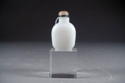 Tabatière.
Peking glass in imitation of white...