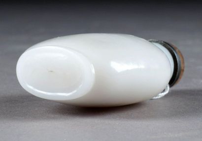 Tabatière.
Peking glass in imitation of white...