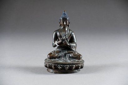Bouddha Shakyamuni.
Sitting in padmasana,...