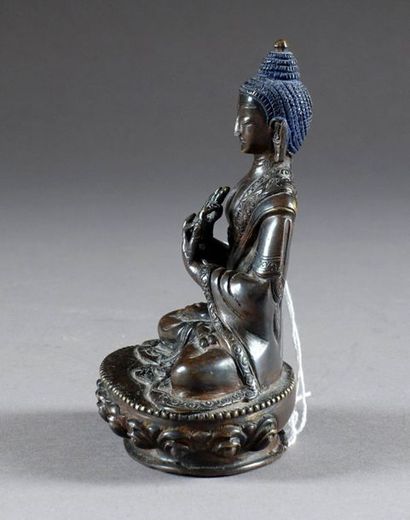 Bouddha Shakyamuni.
Sitting in padmasana,...
