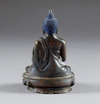 Bouddha Shakyamuni.
Sitting in padmasana,...