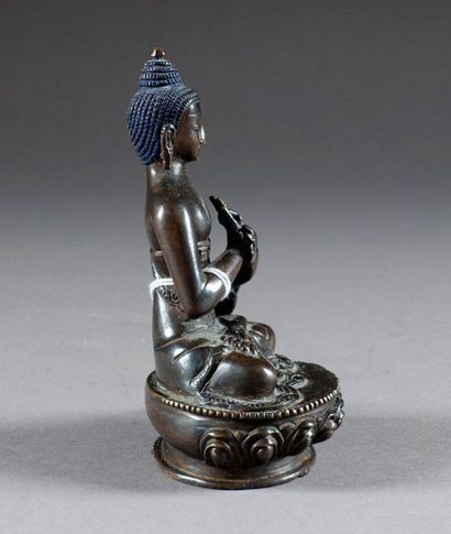 Bouddha Shakyamuni.
Sitting in padmasana,...