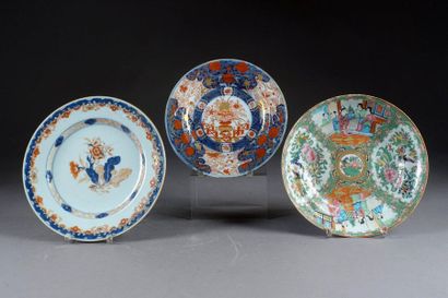 CHINE.
Two porcelain plates with floral decoration...