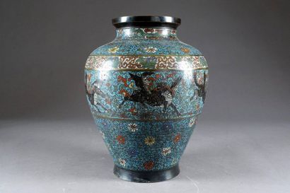 Grand Vase en Forme de jarre.
A frieze of...