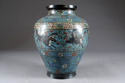 Grand Vase en Forme de jarre.
A frieze of...