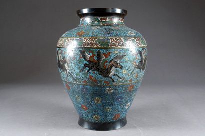 Grand Vase en Forme de jarre.
A frieze of...