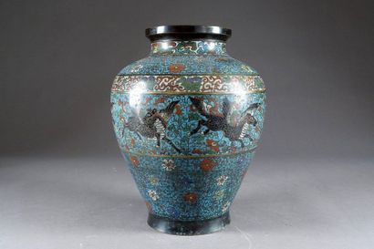 Grand Vase en Forme de jarre.
A frieze of...