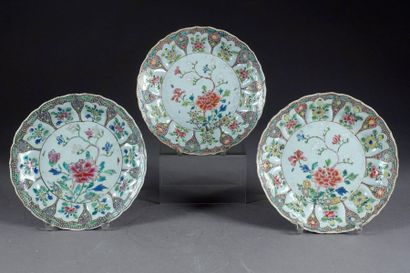 D’époque Yongzheng.
A suite of three scrolled...