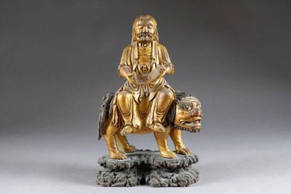Divinité Taoïste.
Holding a scroll, sitting...