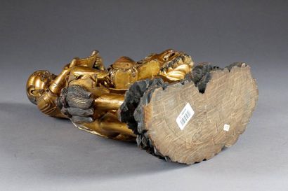 Divinité Taoïste.
Holding a scroll, sitting...