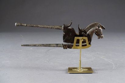 Ancien Casse-noix de bétel.
Decorated with...
