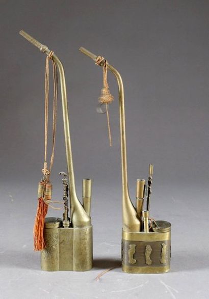 Deux Pipes à Eau chinoises et leurs Accessoires.
One...
