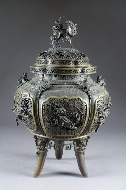 Grand Brûle-Parfum (Koro).
With tripod foot...