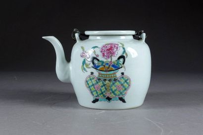 CHINE - XXe siècle.
Teapot decorated with...