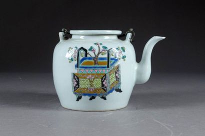 CHINE - XXe siècle.
Teapot decorated with...