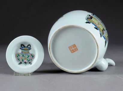 CHINE - XXe siècle.
Teapot decorated with...