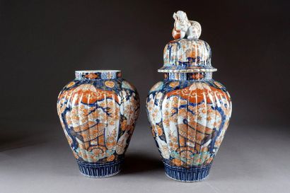 JAPON - XIXe siècle.
Pair of Imari straight-ribbon...
